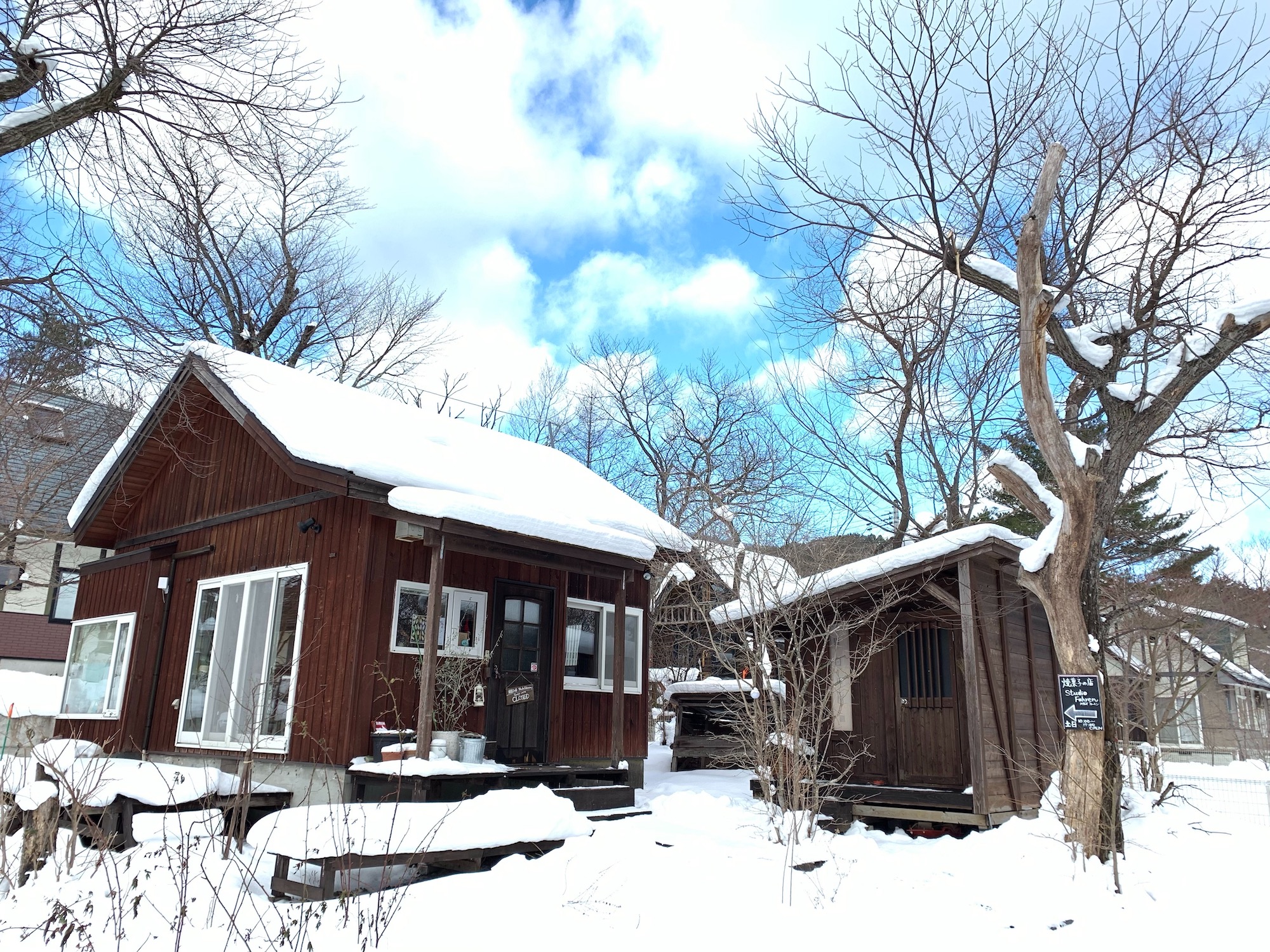 雪景色の中の店舗外観